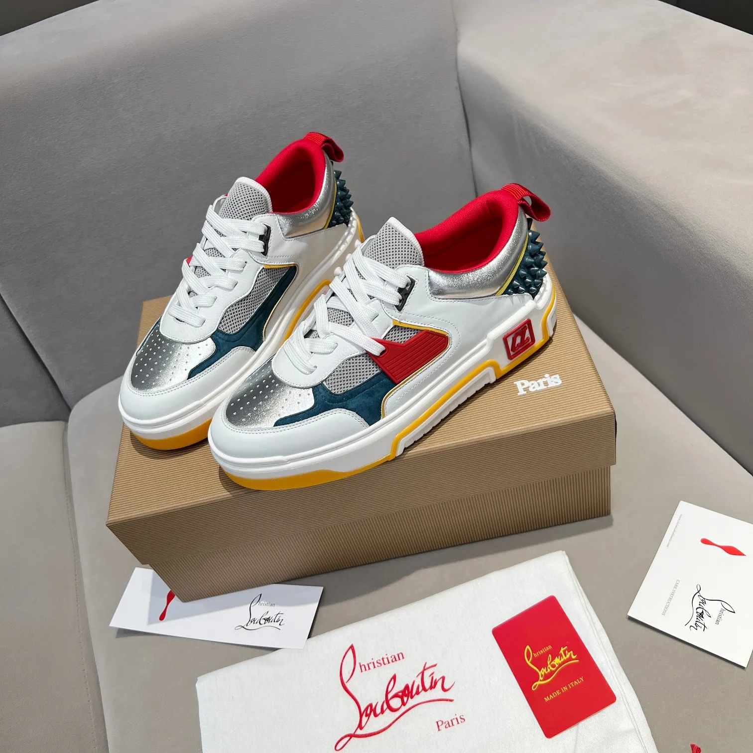 Men's shoes 💰700 🌹🌹🌹̋ Wang Junkai Yang Mi Xu Kai Zhang Jingyi Ding Chengxin Chen Muchi Wang Ziyi Same style Christian Louboutin 2024 [New product] ASTROLOUBI unisex thick-soled sports shoes red-soled shoes perfectly integrate fashion and sports, The fabrics are made of luxurious calfskin, soft suede, smooth satin and laminated leather, and the back is decorated with classic rivets. The interior is blended with a knitted tongue for added durability, breathability and quick-drying comfort. The outsole is made of a combination of EVA foam and imported rubber, and the colorful CL iconic letters on the side of the outsole show the brand's unique style. It is a ceiling-level comfortable skate shoe! ! ! Available in multiple colors, women's sizes 35--40, men's sizes 39--45